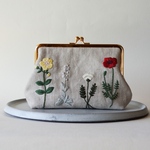 野花のサンプラー　刺繍　がま口ポーチ