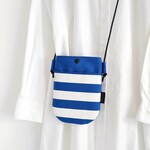 【 SALE 】帆布 ボーダー プリント の スマホショルダー （ ブルー ）