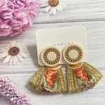 インド刺繍　リボンタッセル　ピアス　大ぶり　アイボリー　オレンジ　アンティーク　アレルギー対応　サージカルステンレス　刺繍リボン