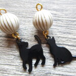 ◇1516再販２ 🎀レトロな黒猫・白玉のピアス・イヤリング🐈🎶
