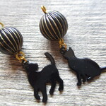 ◇1515　🎀レトロな黒猫・黒玉の半球ピアス🐈（ピアス・イヤリング）