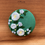 刺繍くるみボタン（ヘアゴム/ブローチ）