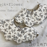 （   black flower  bib.  ）花柄 ブラック スタイ 女の子スタイ ハンドメイドスタイ 出産祝い