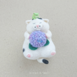 紫陽花とお座り白黒ブチ猫さんのブローチ