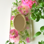 ピンクのミニ薔薇の押し花iPhoneケース（ゴールドミラー付き）