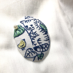 小さい青の物語　猫さんとひよこさんの雨宿り刺繍ブローチ【kobuta祭り企画】