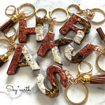 brown☆天然石☆シェル　レジンイニシャルキーホルダー
