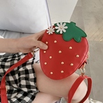 【再再再入荷】 いちご　ショルダーバッグ　ポシェット　カバン　キッズ　子供　赤