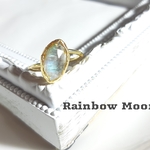 『Rainbow Moonstone』のシンプル天然石リング