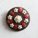 ｟受注制作｠【チョコレートケーキ】刺繍 ブローチ 38mm