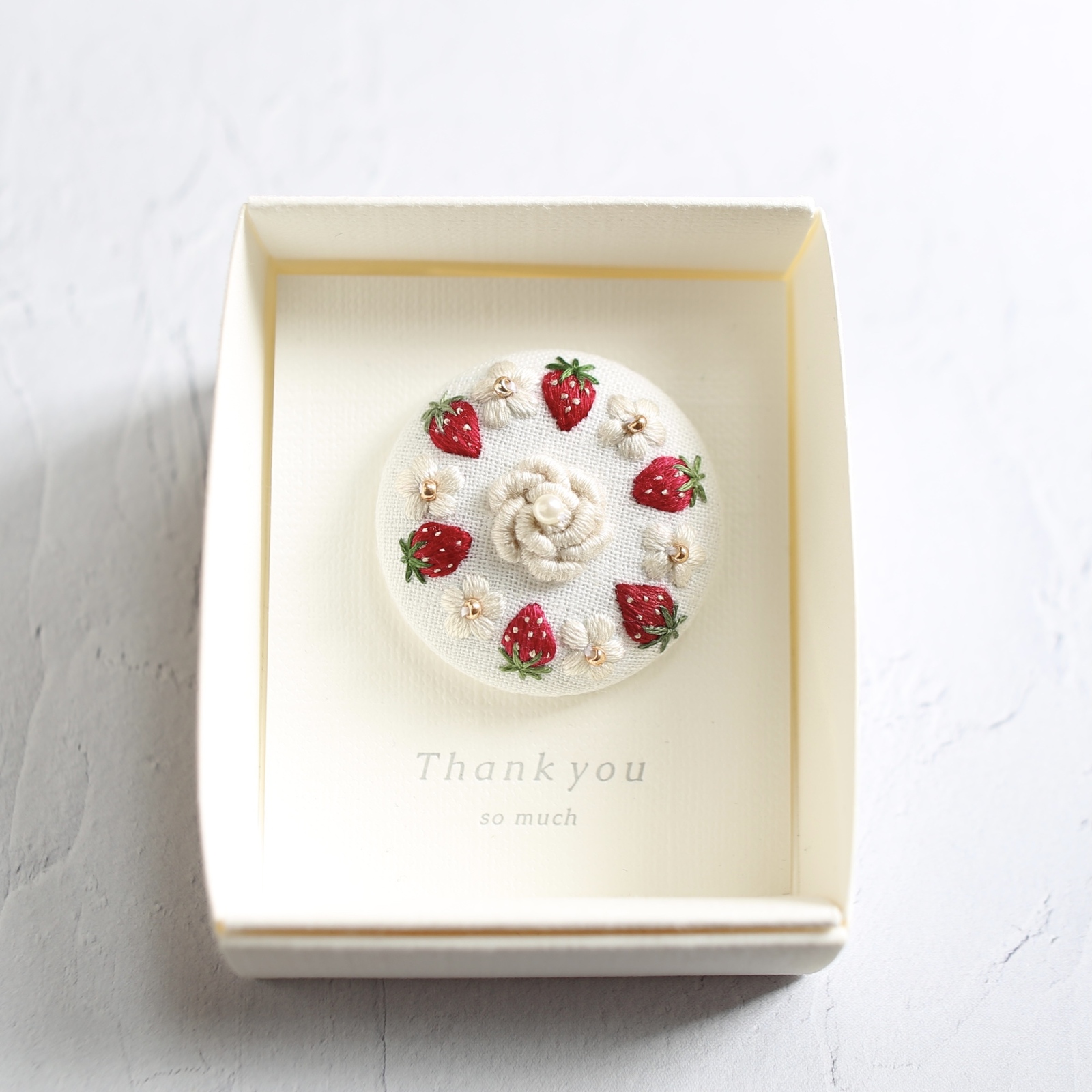 受注制作｠【いちごのショートケーキ】刺繍ブローチ