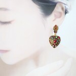 ラインストーンいっぱいのゴールドハートピアス