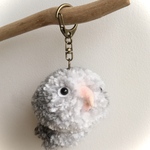 もけもけオキナインコさん(グレー)のキーホルダー