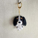 【新色】編みぐるみ犬キーホルダー：キャバリア(トライカラー)