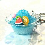キーホルダー、かき氷 ブルーハワイ フルーツ と ミニ アイス のせ アラザン かけ、送料無料♪