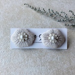 アネモネ刺繍の耳飾り（白）