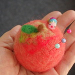 ヘンテコ虫付きリンゴのピンクッション♪