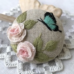 「バラとちょうちょ」刺繍ブローチ
