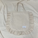 オフホワイトカラーのフリルバック🧸