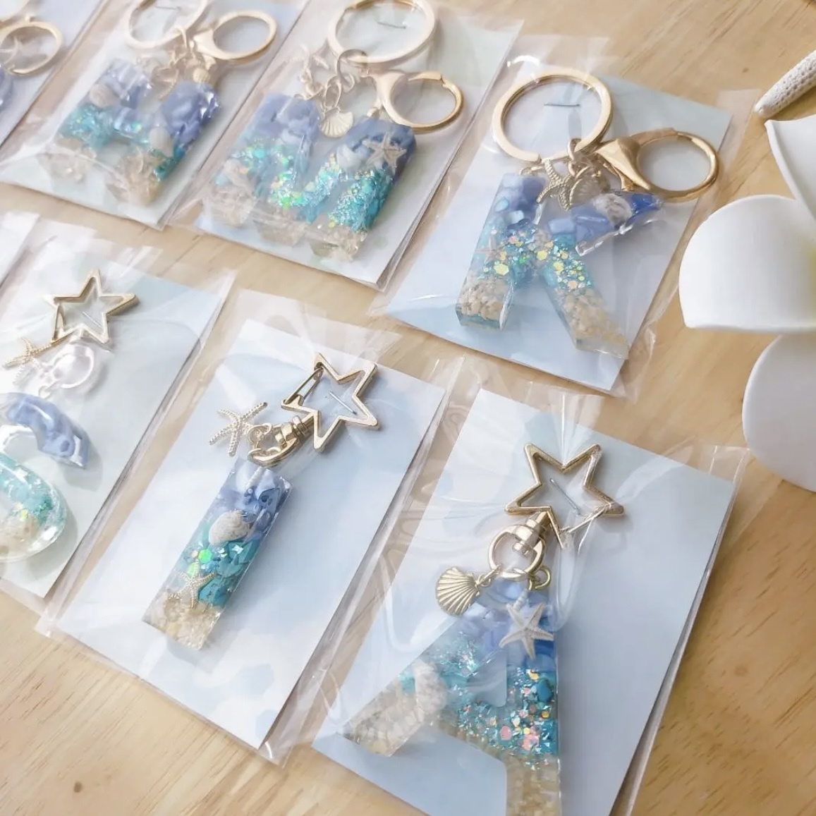 レジン 海のイニシャルキーホルダー - handmade haruhana
