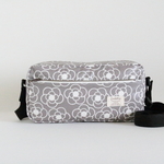 大きいサイズ　ラミネート　ライトグレー色地　白色のカメリア柄プリント　シンプルショルダーバッグ♪　Fm2 Lab.　雨の日のお出掛けに…♪ラミネート　ビニコ　防水　撥水