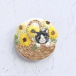 【ミニひまわりと猫さん】刺繍 ブローチ 38mm