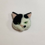 羊毛フェルト 猫ブローチ 黒ブチ