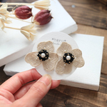 【再販】フラワーレースとビーズ刺繍のピアス／イヤリング【ﾍﾞｰｼﾞｭ×ﾌﾞﾗｯｸ】