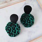 グリーン×ヒョウ柄の3Dプレートピアス