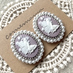 妖精のカメオとビーズ刺繍のイヤリング／ピアス　パープル