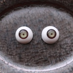 茶輪郭ラメ入りラブラドライトの鉱物レジンアイ16mm