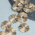 【4個】26×23mm ゴールド　KC メタルパーツ　メタル 変形　合金　チャーム