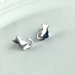 メンズも！猫のシルエットステンレスピアス