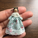 ペグドール風ミニチュアドール・ウッドビーズの人形・お花のワンピース風