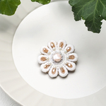 ビーズ刺繍ブローチ（ビーズ刺繍/お花のブローチ/ベージュ/ホワイト）