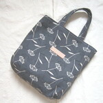 ぽってり丸底トートバッグ☆黒地に花柄2150・サブバッグ・エコバッグ