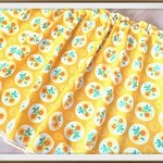 ヴィンテージファブリックの目隠しカーテン　可愛いオレンジのお花のドット　Ｍ
