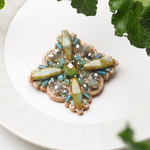 ＜ビーズ刺繍ブローチ＞グレイッシュグリーン/チェコビーズ/軽い/グリーン/キラキラ/秋色