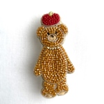 クマのぬいぐるみ林檎　ビーズ刺繍ブローチ