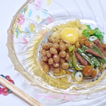 器も楽しむ冷たいお蕎麦～山菜と納豆～