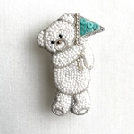 クマのぬいぐるみ　旗　ビーズ刺繍ブローチ