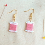ミニチュアサイズ 小さな糸巻き アクセサリー ピンク【ピアス・イヤリング】