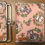 再販×3  野うさぎとイチゴとお花のリース柄  ピンク がま口母子手帳ケース・お薬手帳ケース    口金選択可