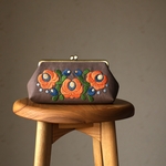 グレージュリネン　花刺繍がま口ポーチ　L