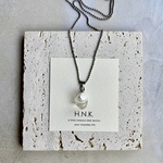 Point pearl drop design necklace