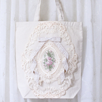 肩掛けレースリボンバッグ　【アンティーク　ナチュラル　森ガール　ボタニカル　ロリィタ　ロリータ　刺繍　A4　薔薇】