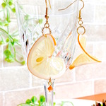 秋色フルーツ♡ハートオレンジのイヤリング／ピアス【樹脂粘土】