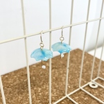 雨の日に、いや、晴れの日にも身に付けたい水色傘のピアス／イヤリング