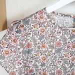 【期間限定SALE♡6/28まで】リバティ＊花びらスリーブのブラウス （9号)