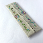 花の刺繍のスリムなペンケース